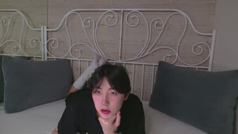 HEEJIN online show from 10/17/25, 08:33