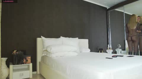 Helen online show from 09/23/25, 03:37