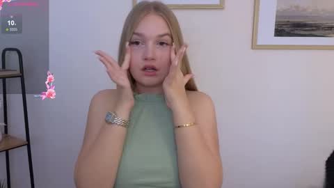 Snapshot of heidi_doyle chatting on 10/04/25, 06:11 Sofi online show from 10/04/25, 06:11