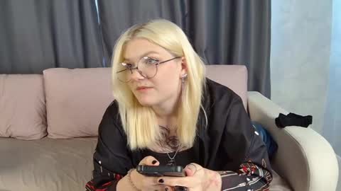 Snapshot of heidipierce chatting on 05/22/26, 10:54 Emma online show from 05/22/26, 10:54