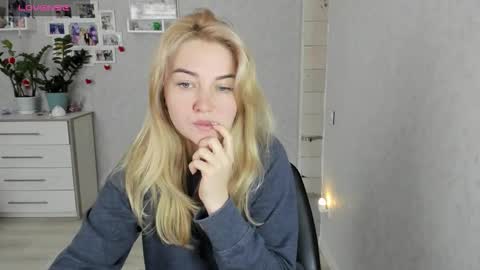 Snapshot of helen_angel_girl chatting on 12/18/25, 09:48 Helen sven online show from 12/18/25, 09:48