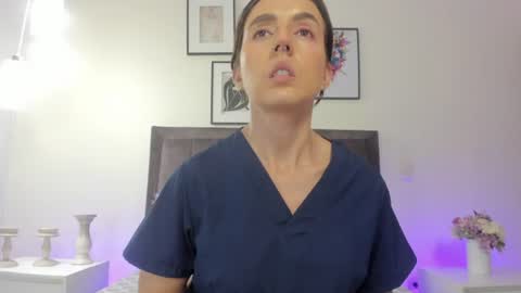 Snapshot of helen_mooree chatting on 07/16/26, 02:23 Helen online show from 07/16/26, 02:23