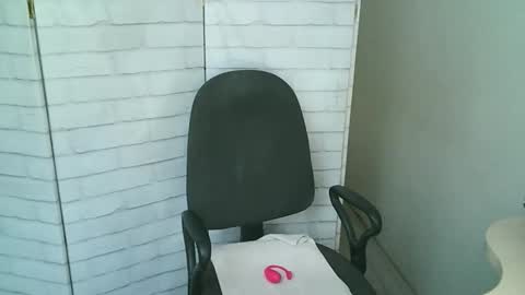 Snapshot of helen_xi chatting on 01/15/26, 05:23 Helen online show from 01/15/26, 05:23