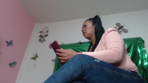 Snapshot of helenahotwet chatting on 12/21/25, 02:02 helenahotwet online show from 12/21/25, 02:02