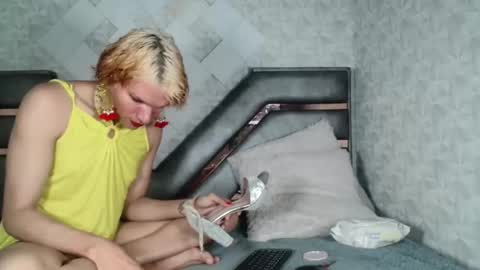 Snapshot of helenashinegoldx chatting on 06/07/26, 04:16 HelenaShineGold online show from 06/07/26, 04:16