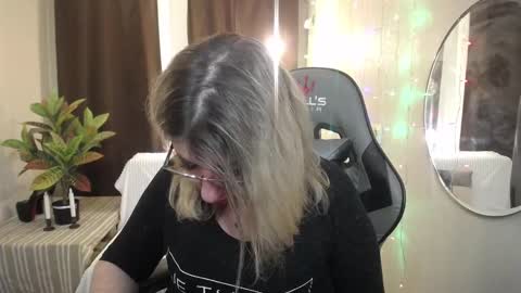 helenenigma online show from 01/25/25, 05:18