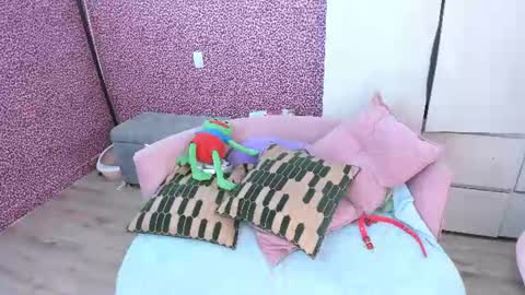 Laura online show from 06/19/26, 04:17