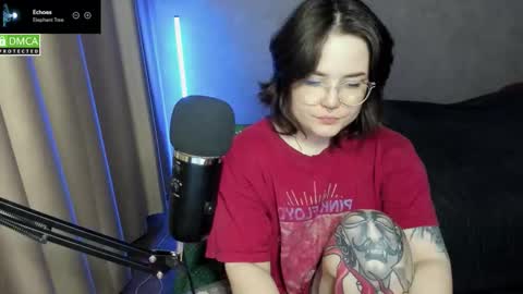 Snapshot of hell_hotline chatting on 12/17/25, 06:47 Red online show from 12/17/25, 06:47