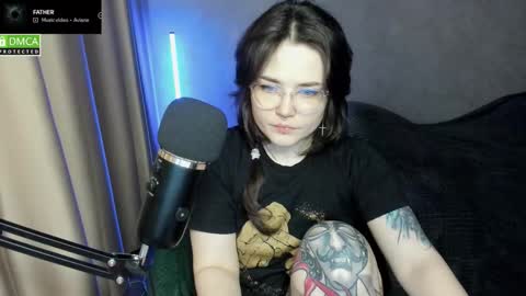 Snapshot of hell_hotline chatting on 12/20/25, 06:59 Red online show from 12/20/25, 06:59