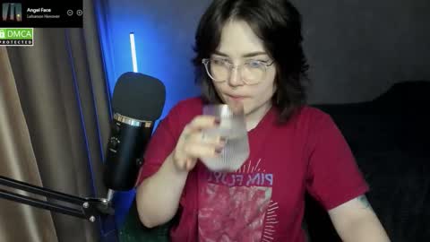 Snapshot of hell_hotline chatting on 01/15/26, 06:44 Red online show from 01/15/26, 06:44