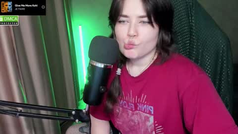 Snapshot of hell_hotline chatting on 02/18/26, 07:43 Red online show from 02/18/26, 07:43