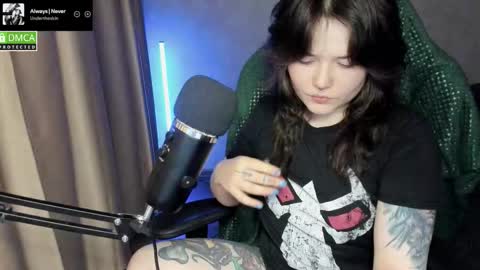 Snapshot of hell_hotline chatting on 03/10/26, 08:25 Red online show from 03/10/26, 08:25