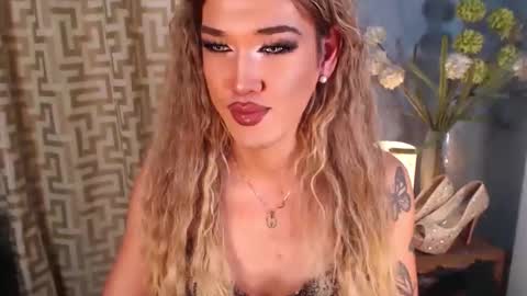 Snapshot of hellatarahathor chatting on 01/15/26, 03:38 hellatarahathor online show from 01/15/26, 03:38