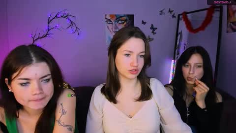 Snapshot of helli_belli chatting on 12/20/25, 08:38 Helli online show from 12/20/25, 08:38