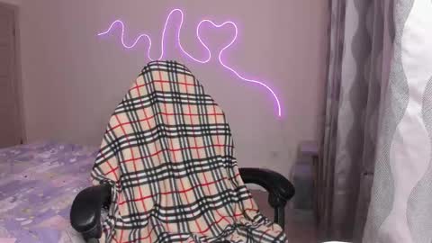 Snapshot of hello_kittykk chatting on 04/15/26, 06:04 Lisa online show from 04/15/26, 06:04