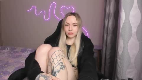 Snapshot of hello_kittykk chatting on 04/24/26, 06:54 Lisa online show from 04/24/26, 06:54