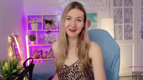 Snapshot of hello_lisha chatting on 02/14/25, 09:13 Alisia Monday to Friday from 10 am to 4 pm GMT 2 online show from 02/14/25, 09:13
