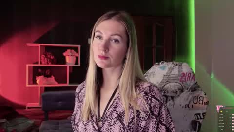 Snapshot of hello_lisha chatting on 10/20/25, 08:15 Alisia Monday to Friday from 10 am to 4 pm GMT 2 online show from 10/20/25, 08:15