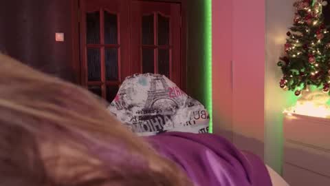 Alisia  Monday to Friday from 10 am to 4 pm GMT 2 online show from 12/19/25, 09:05