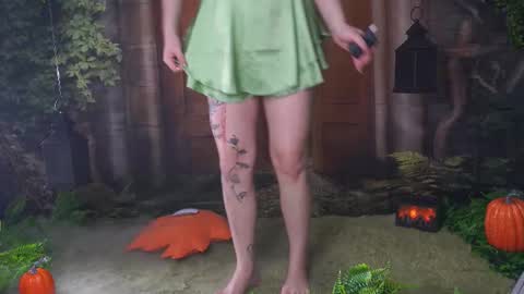 Snapshot of hello_taya chatting on 10/15/25, 12:27 Taya online show from 10/15/25, 12:27