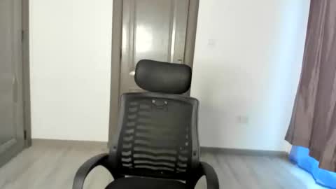 Snapshot of hellotitty_ chatting on 11/10/25, 04:00 Sandy online show from 11/10/25, 04:00