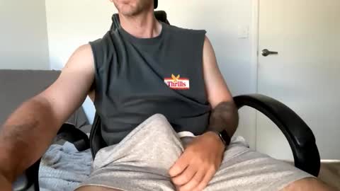 Snapshot of hendo92 chatting on 12/18/25, 03:23 Hendo online show from 12/18/25, 03:23