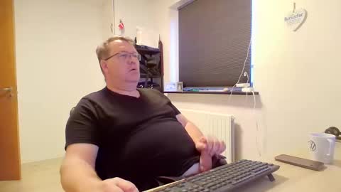 Snapshot of henrikrp1971 chatting on 12/29/24, 12:12 henrikrp1971 online show from 12/29/24, 12:12