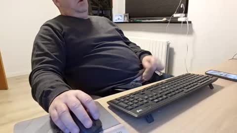 Snapshot of henrikrp1971 chatting on 01/05/25, 09:03 henrikrp1971 online show from 01/05/25, 09:03