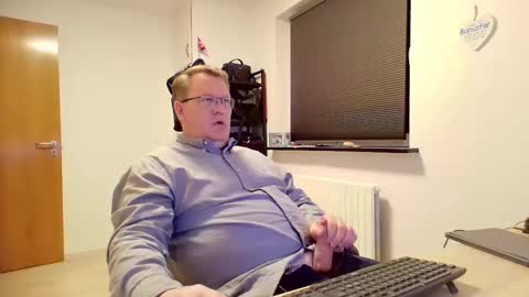 Snapshot of henrikrp1971 chatting on 02/04/25, 10:13 henrikrp1971 online show from 02/04/25, 10:13