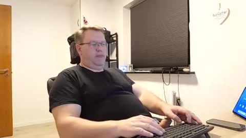 Snapshot of henrikrp1971 chatting on 03/01/25, 08:53 henrikrp1971 online show from 03/01/25, 08:53