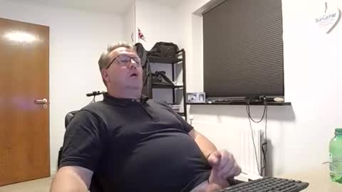 Snapshot of henrikrp1971 chatting on 10/03/25, 10:07 henrikrp1971 online show from 10/03/25, 10:07