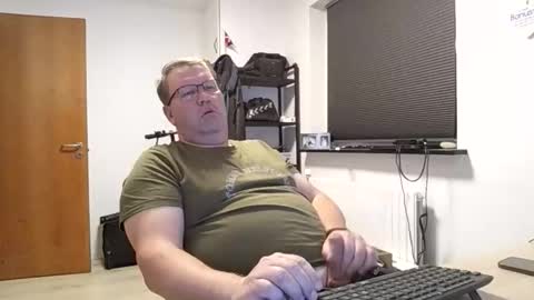 Snapshot of henrikrp1971 chatting on 10/17/25, 05:48 henrikrp1971 online show from 10/17/25, 05:48