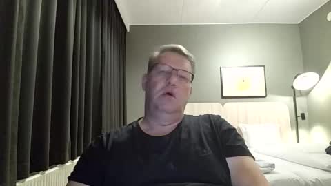 Snapshot of henrikrp1971 chatting on 11/17/25, 10:37 henrikrp1971 online show from 11/17/25, 10:37