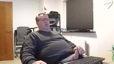 Snapshot of henrikrp1971 chatting on 11/25/25, 08:09 henrikrp1971 online show from 11/25/25, 08:09