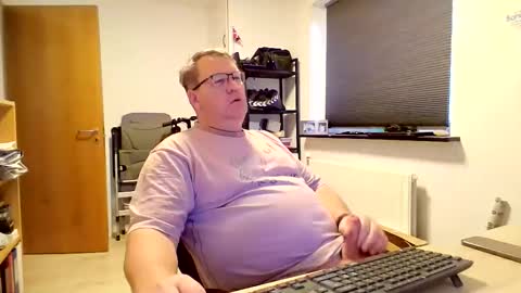 Snapshot of henrikrp1971 chatting on 12/15/25, 10:19 henrikrp1971 online show from 12/15/25, 10:19