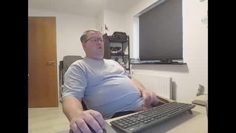 Snapshot of henrikrp1971 chatting on 12/22/25, 01:41 henrikrp1971 online show from 12/22/25, 01:41