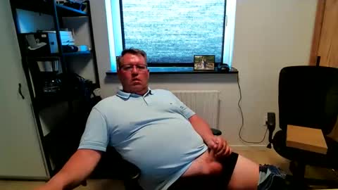 Snapshot of henrikrp1971 chatting on 05/25/26, 04:35 henrikrp1971 online show from 05/25/26, 04:35