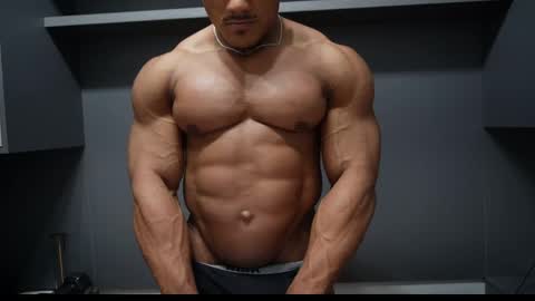 Snapshot of henrimusclee chatting on 03/31/26, 10:32 Henri online show from 03/31/26, 10:32