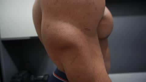 Snapshot of henrimusclee chatting on 04/05/26, 12:52 Henri online show from 04/05/26, 12:52