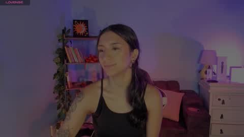 Snapshot of hera_069 chatting on 03/25/26, 05:35 Hello I am Valentina independent Colombian model I love sensuality and pleasure welcome online show from 03/25/26, 05:35