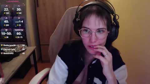 Snapshot of heraluna_ chatting on 12/14/24, 04:01 HeraLuna online show from 12/14/24, 04:01