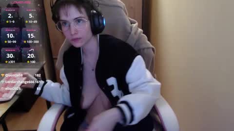 Snapshot of heraluna_ chatting on 12/27/24, 02:04 HeraLuna online show from 12/27/24, 02:04