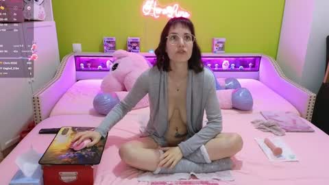 Snapshot of heraluna_ chatting on 02/26/25, 02:04 HeraLuna online show from 02/26/25, 02:04