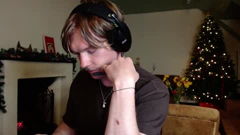 Snapshot of hercules__ chatting on 01/08/25, 03:28 Gregblonde Alextattoo online show from 01/08/25, 03:28