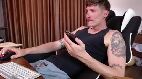 Snapshot of hercules__ chatting on 10/24/25, 03:25 Gregblonde Alextattoo online show from 10/24/25, 03:25