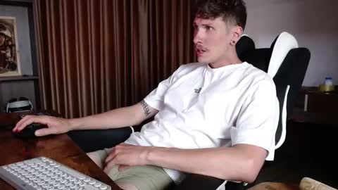 Snapshot of hercules__ chatting on 10/26/25, 06:08 Gregblonde Alextattoo online show from 10/26/25, 06:08