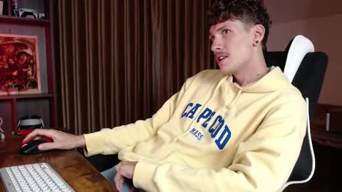 Snapshot of hercules__ chatting on 11/17/25, 01:22 Gregblonde Alextattoo online show from 11/17/25, 01:22