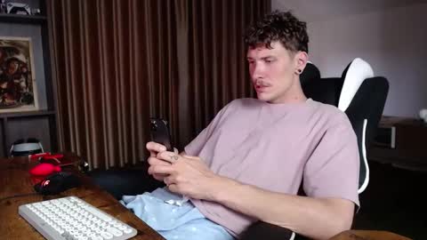 Snapshot of hercules__ chatting on 11/18/25, 01:33 Gregblonde Alextattoo online show from 11/18/25, 01:33