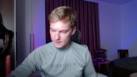 Snapshot of hercules__ chatting on 11/18/25, 01:37 Gregblonde Alextattoo online show from 11/18/25, 01:37