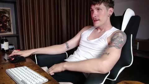 Snapshot of hercules__ chatting on 11/19/25, 01:38 Gregblonde Alextattoo online show from 11/19/25, 01:38